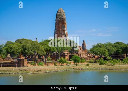 Blick auf die Ruinen des alten buddhistischen Tempels Wat Phra RAM an einem sonnigen Tag. Ayutthaya, Thailand Stockfoto