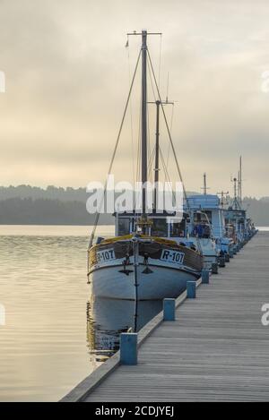 LAPPEENRANTA, FINNLAND - 12. JUNI 2017: Nebliger Morgen am alten Holzsteg. Saimaa See Stockfoto