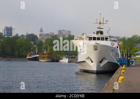 LAPPEENRANTA, FINNLAND - 12. JUNI 2017: Nebliger Junimorgen auf dem Lappeenranta Damm Stockfoto