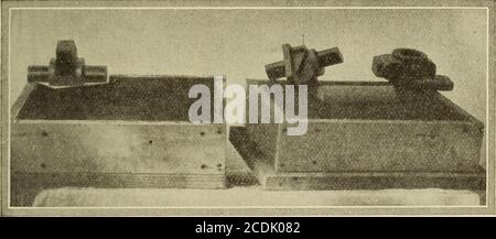 . Modellbau; einschließlich Werkstatt-Praxis, Design und Bau von Modellen, eine praktische Abhandlung für den Amateur-und Profi-Mechaniker.. . das Muster noch an Ort und Stelle, mit Sand gefüllt und gerammt, und hob o:ff wieder. Eine^^Angussnadel, deren Zweck es ist, eine Öffnung zu bilden, durch die das geschmolzene Metall in das alte gegossen werden kann, wird in das Cope vorher gesetzt, um den Sand zu füllen, aber dieses ist von den Abbildungen weggelassen worden. Abb. 63Czeigt das Cope in Position, gefüllt mit Sand. Nachdem das Cope gefüllt und abgehoben wurde, wird das Muster durch das Fahren in einem ^^Draw Pin und ^^Rappin entfernt Stockfoto