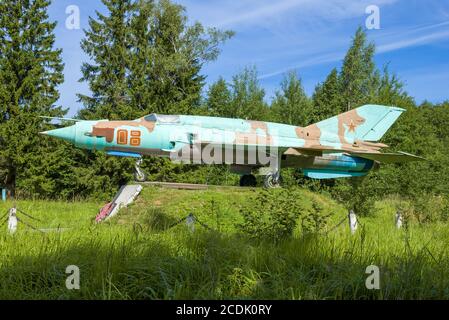 LJUBIMETS, RUSSLAND - 19. JULI 2020: Flugzeug MiG-21 - ein Denkmal für die Piloten der Militärgarnison "Murawjovo-2" Nahaufnahme an einem sonnigen Julitag Stockfoto