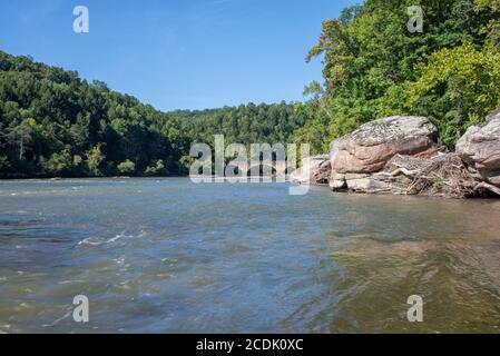 Historische Gatliff-Brücke, eine steinerne Betonbogenbrücke über den Cumberland River über den Wasserfällen. Stockfoto