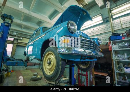 SANKT PETERSBURG, RUSSLAND - 03. AUGUST 2020: Sowjetischer alter Timer von "Moskwitsch-403" auf dem Lift Nahaufnahme. Restaurierung von Retro-Transport Stockfoto