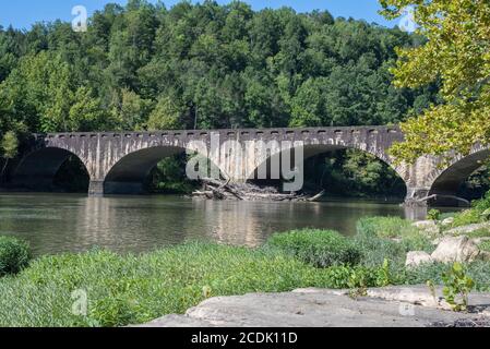 Historische Gatliff-Brücke, eine steinerne Betonbogenbrücke über den Cumberland River über den Wasserfällen. Stockfoto