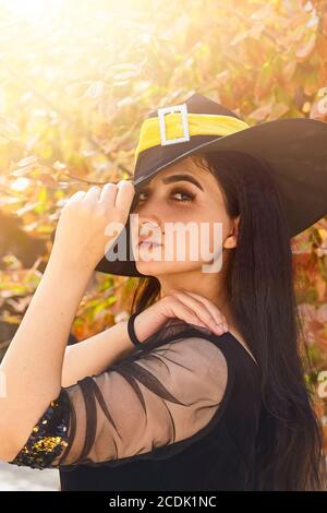 Halloween-Porträt einer jungen Frau aus dem Nahen Osten in Hexe gekleidet Kostüm Stockfoto