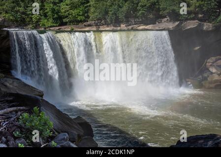 Cumberland Falls, ein großer Wasserfall am Cumberland River im Südosten von Kentucky. Es wird manchmal Little Niagara, Niagara des Südens genannt. Stockfoto