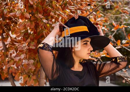 Halloween-Porträt einer jungen Frau aus dem Nahen Osten in Hexe gekleidet Kostüm Stockfoto