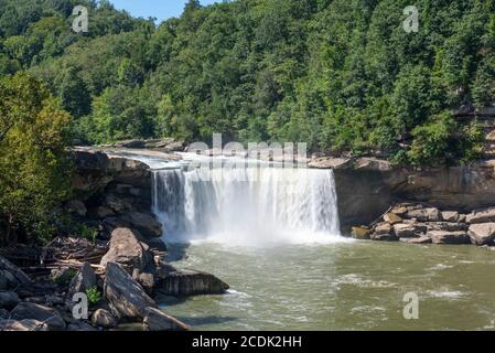 Cumberland Falls, ein großer Wasserfall am Cumberland River im Südosten von Kentucky. Es wird manchmal Little Niagara, Niagara des Südens genannt. Stockfoto