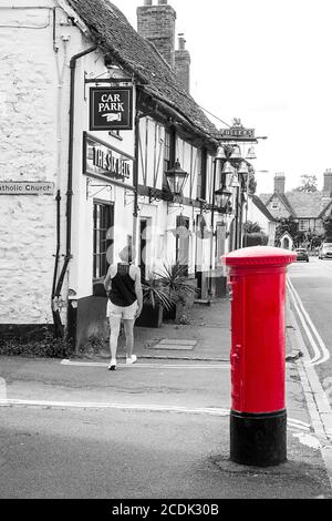 Rote königliche Briefkasten außerhalb der schwarz-weiß Six Bells Pub in der Marktstadt Thame in Oxfordshire Stockfoto