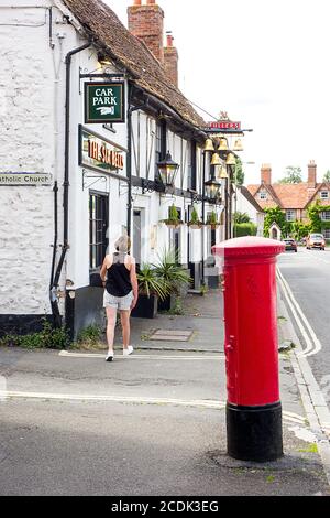 Roter königlicher Briefkasten vor dem Six Bells Pub In der Marktstadt Thame in Oxfordshire Stockfoto