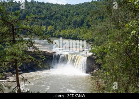 Cumberland Falls, ein großer Wasserfall am Cumberland River im Südosten von Kentucky. Es wird manchmal Little Niagara, Niagara des Südens genannt. Stockfoto