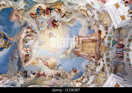 Fresko an der Decke der Wallfahrtskirche wies (Wieskirche). Es handelt sich um eine ovale Rokoko-Kirche bei Steingaden am Fuße der Alp Stockfoto