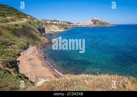 Italien, Sardinien, Provinz Sassari, Castelsardo, Blick auf den Strand in Richtung der alten Burg der Doria Stockfoto