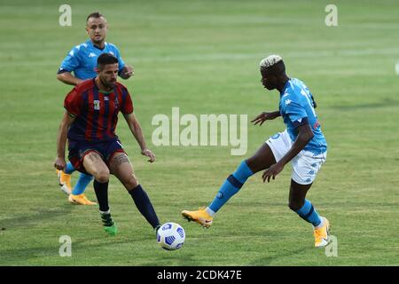 28. August 2020; Stadio Teofilo Patini, Castel di Sangro, Abruzzen, Italien; Vorsaison Fußballfreundlich, Napoli gegen L Aquila Calcio 1927; Victor Osimhen von Neapel bricht aus seinem Marker Stockfoto