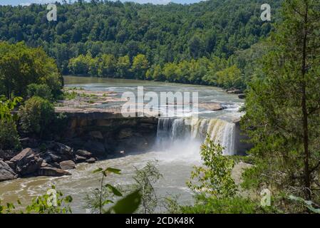 Cumberland Falls, ein großer Wasserfall am Cumberland River im Südosten von Kentucky. Es wird manchmal Little Niagara, Niagara des Südens genannt. Stockfoto