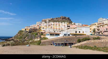 Italien, Sardinien, Provinz Sassari, Castelsardo, Blick auf den Strand, die Altstadt und das alte Schloss der Doria Stockfoto