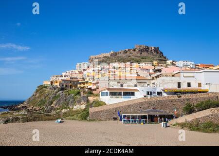 Italien, Sardinien, Provinz Sassari, Castelsardo, Blick auf den Strand, die Altstadt und das alte Schloss der Doria Stockfoto