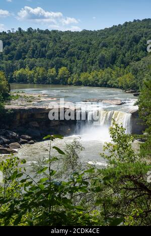 Cumberland Falls, ein großer Wasserfall am Cumberland River im Südosten von Kentucky. Es wird manchmal Little Niagara, Niagara des Südens genannt. Stockfoto