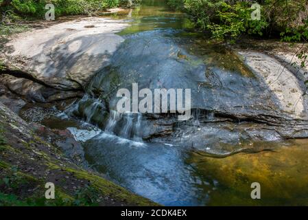 Eagle Creek, ein kleiner, klarer Bach unterhalb der Cumberland Falls am Cumberland River im Südosten von Kentucky. Stockfoto