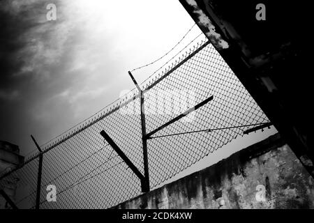 Stacheldraht von oben Blick vom Alcatraz Island Prison Stockfoto