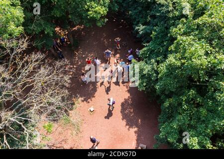 Blick auf die Menschen aus Kisfaludy Sandor Aussichtsturm auf dem Badacsony Berg, Ungarn Stockfoto