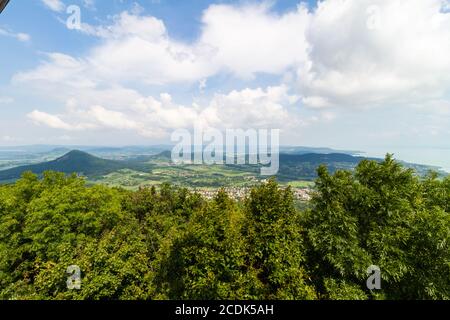 Blick auf Badacsonytomaj und Gulacs Berg vom Kisfaludy Sandor Aussichtsturm auf dem Badacsony Berg, Ungarn Stockfoto