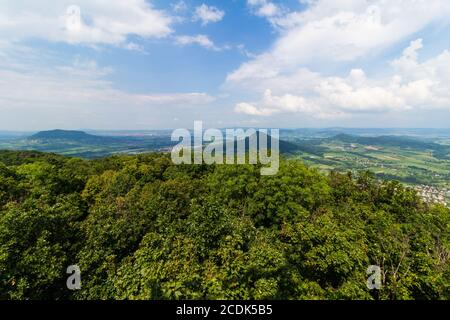 Blick auf den Berg Szent Gyorgy und den Gulacs vom Aussichtsturm Kisfaludy Sandor auf dem Berg Badacsony, Ungarn Stockfoto