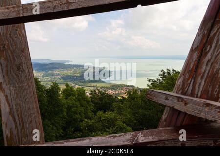 Blick auf Badacsonyors und den Plattensee vom Aussichtsturm Kisfaludy Sandor auf dem Berg Badacsony, Ungarn Stockfoto