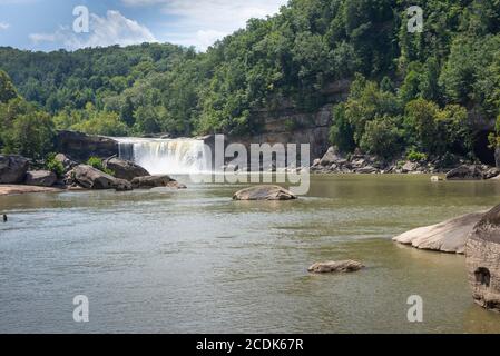 Cumberland Falls, ein großer Wasserfall am Cumberland River im Südosten von Kentucky. Es wird manchmal Little Niagara, Niagara des Südens genannt. Stockfoto