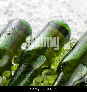 Drei grüne Bierflaschen im Eis Stockfoto