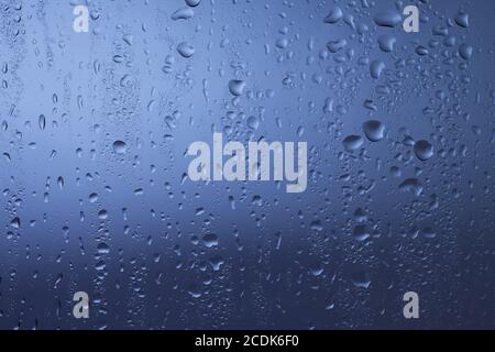 Wassertropfen auf dem Fenster nach Regen Stockfoto