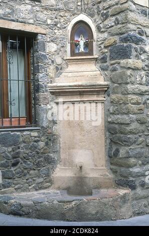 FUENTE Y HORNACINA CON LA IMAGEN DE LA VIRGEN. Lage: AUSSEN. CASTELLFOLLIT DE LA ROCA. GERONA. SPANIEN. Stockfoto