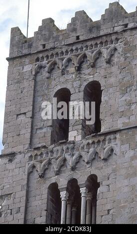 ALLE DE LA TORRE CAMPANARIO - UNICO VESTIGIO DE LA PRIMITIVA IGLESIA CONSTRUIDA EN EL SIGLO XI - ROMANICO KATALANISCH. Lage: MARIENKIRCHE. CASTELLO DE AMPURIAS. GERONA. SPANIEN. Stockfoto