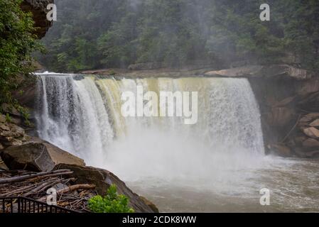 Cumberland Falls, ein großer Wasserfall am Cumberland River im Südosten von Kentucky. Es wird manchmal Little Niagara, Niagara des Südens genannt. Stockfoto