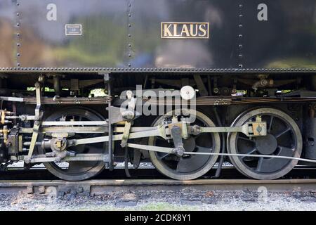 Räder und Ventilgetriebe für einen altmodischen Dampfzug von 1914 Klaus Nr. 6925 auf der Schmalspurbahn des Steyrtalmuseums, Österreich Stockfoto