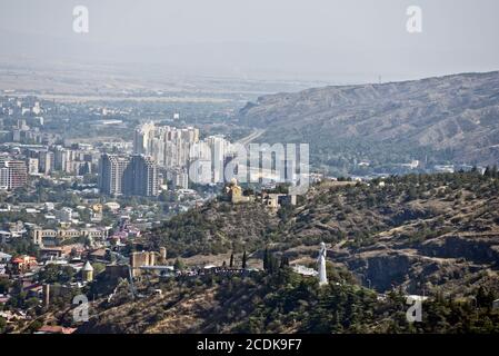 Panoramablick auf Tiflis vom Berg Mtasminda: Sololaki Hügel, Kartlis Deda Denkmal, Narikala Festung und St. Nikolaus Kirche. Republik Georgien. Stockfoto