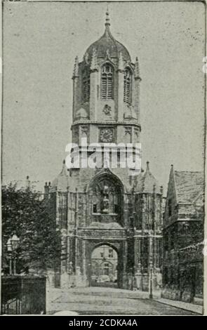 . Alden's Oxford Guide : mit Schlüsselplan der Universität und Stadt, und zahlreiche Gravuren . Ldings auf unserer rechten Seite, topass in St. Aldates Straße durch die Laneshown auf dem Plan, undmakeour Eingang, in C & gt;nformität mit den Vorschriften, durch die große West Gate, unter 31. Tom Tower, so genannt, weil mit Great Tom, eine Glocke, die früher zu Osney Abbey gehört, aber im Jahr 1680 neu, und ein Gewicht von fast 18,000 Pfund. Es kann auf Antrag an den Träger und Zahlung von 2^ gesehen werden. Jeden Abend um 9.5 Uhr schlägt Tom eine Ausgangssperre •tom Tower, ch. Ch. Of loi Strokes, als Signal für die Schließung von College-Tore. Die Gre Stockfoto