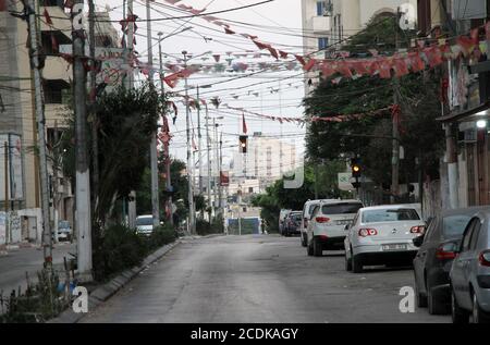 Gaza. August 2020. Eine leere Straße ist in Gaza-Stadt, 28. August 2020, zu sehen. In Palästina gab es in den letzten 24 Stunden zwei Todesfälle und 724 neue COVID-19 Fälle in den palästinensischen Gebieten, teilte ein hochrangiger palästinensischer Beamter am Freitag mit. Kredit: Rizek Abdeljawad/Xinhua/Alamy Live Nachrichten Stockfoto