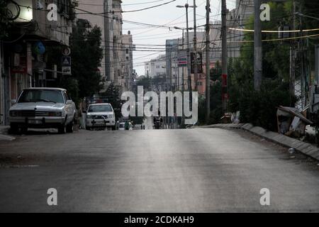 Gaza. August 2020. Ein Palästinenser fährt mit einem Motorrad auf einer leeren Straße in Gaza City, 28. August 2020. In Palästina gab es in den letzten 24 Stunden zwei Todesfälle und 724 neue COVID-19 Fälle in den palästinensischen Gebieten, teilte ein hochrangiger palästinensischer Beamter am Freitag mit. Kredit: Rizek Abdeljawad/Xinhua/Alamy Live Nachrichten Stockfoto