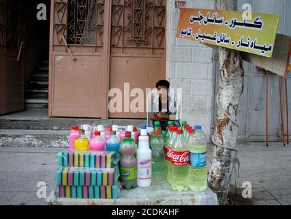 Gaza. August 2020. Ein palästinensischer Junge verkauft Reinigungs- und Desinfektionsmittel in Gaza-Stadt, 28. August 2020. In Palästina gab es in den letzten 24 Stunden zwei Todesfälle und 724 neue COVID-19 Fälle in den palästinensischen Gebieten, teilte ein hochrangiger palästinensischer Beamter am Freitag mit. Kredit: Rizek Abdeljawad/Xinhua/Alamy Live Nachrichten Stockfoto