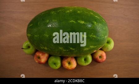 Frisches Obst auf dem Tisch Stockfoto
