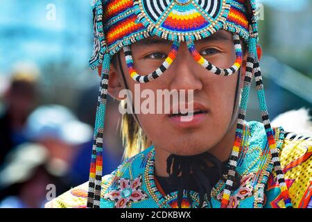 Nahaufnahme eines jungen indianischen männlichen Tänzers in farbenprächtiger, exquisit perlter Kopfbedeckung in Pow Wow in Tucson, AZ Stockfoto