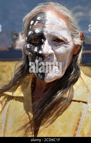 Nahaufnahme des indianischen Mediziners Elder mit einem mit Polka-Punkt bemalten Gesicht bei Pow Wow in Taos, NM, USA Stockfoto