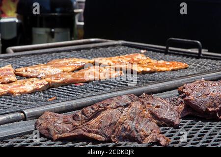 Hühnchen und Rindfleisch auf dem Grill Stockfoto