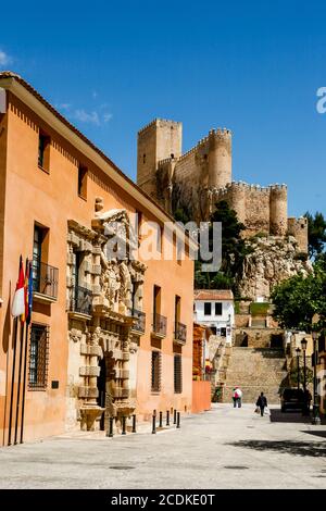 Landschaft mit Blick auf das Schloss von Almansa. Albacete Stadt, Castilla La Mancha, Spanien. Stockfoto