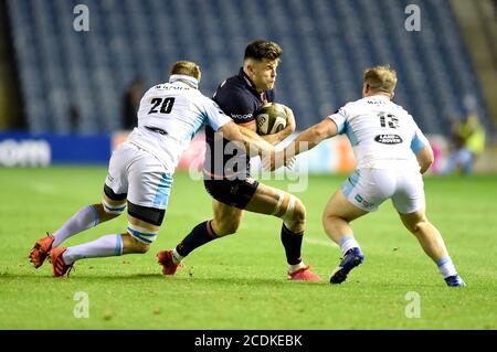 Chris Fusaro von Glasgow Warrior (links) und Nick Gregg (rechts) bekämpfen Edinburghs Blair Kinghorn während des Guinness PRO14-Spiels im BT Murrayfield, Edinburgh. Stockfoto