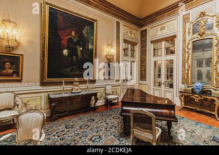 Ein Zimmer des Queluz National Palace, wurde zwischen 1747 und 1794 für König Pedro und seine Frau gebaut. Sintra, Portugal Stockfoto