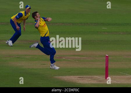 Chester le Street, England, 27. August 2020. Mark Wood läuft in die Schüssel für Durham in der 2020 Vitality Blast. Stockfoto