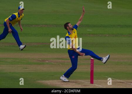 Chester le Street, England, 27. August 2020. Mark Wood läuft in die Schüssel für Durham in der 2020 Vitality Blast. Stockfoto