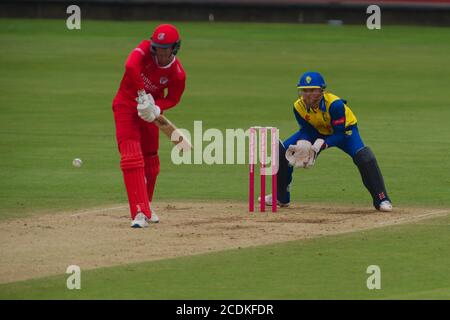 Chester le Street, England, 27. August 2020. Keaton Jennings schlagen für Lancashire Lightning gegen Durham Cricket in ihrem Vitality Blast-Spiel am Riverside Ground. Der Wicket-Keeper ist Stuart Poynter. Stockfoto